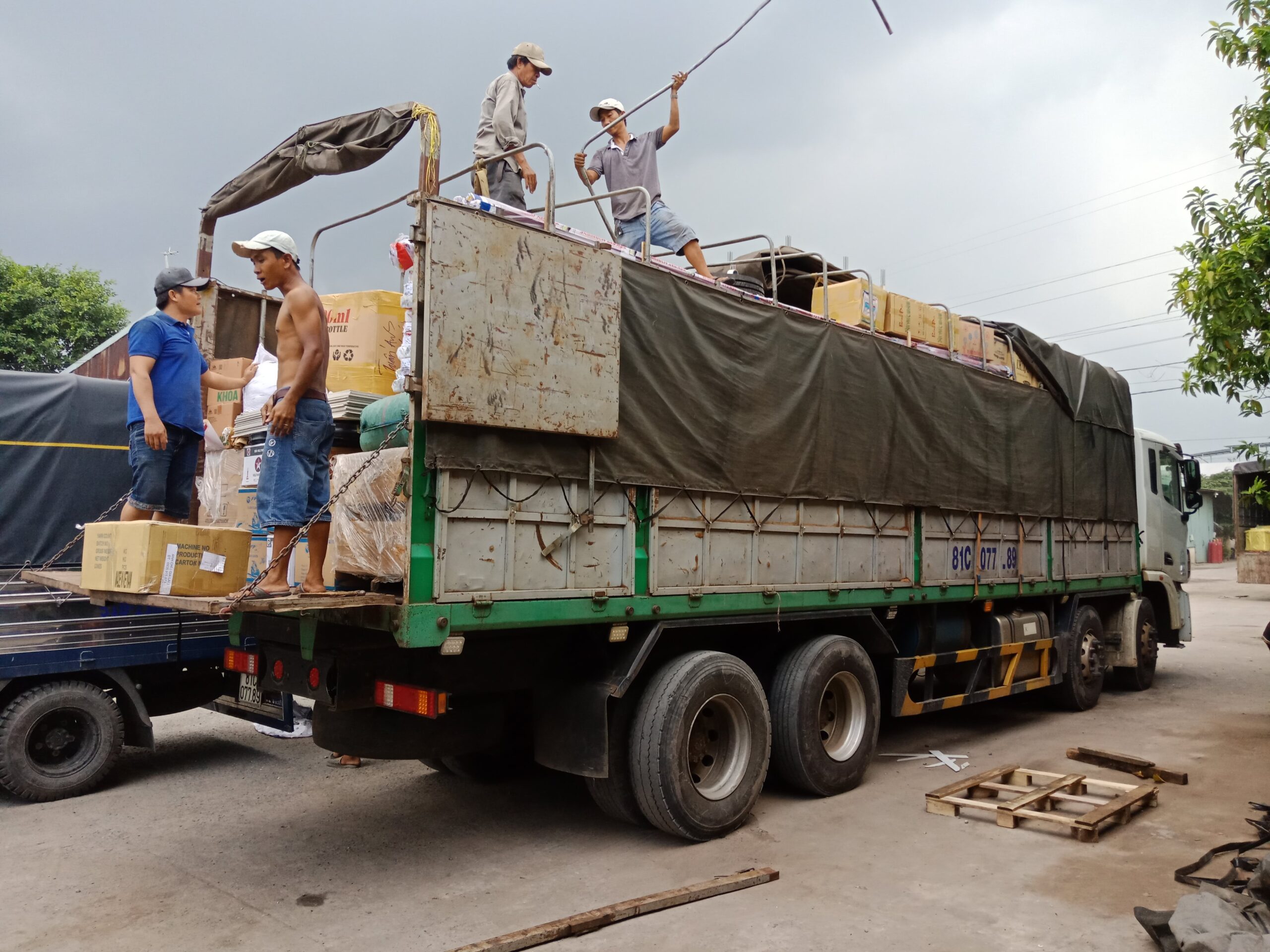 Xe vận chuyển hàng từ Hà Nội vào Sài Gòn