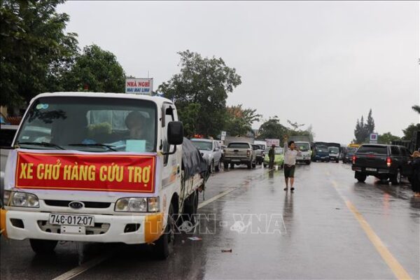 xe hàng cứu trợ miền Trung